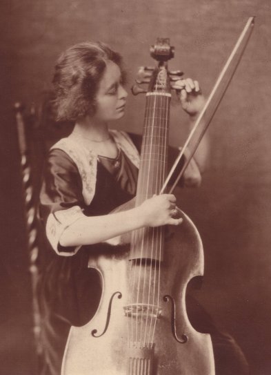 Helene Dolmetsch 1922 with her Bergonzi viola da gamba